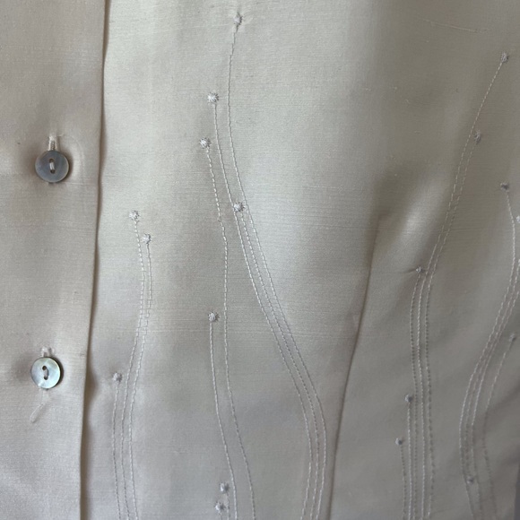 Elegant silk Cream Sleeveless Blouse - Picture 2 of 10